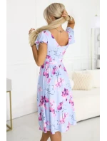 425-14 MATILDE Blinkered midi šaty s obálkovým výstrihom a krátkymi rukávmi - modré s ružovými kvetmi
