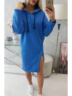 Šaty s kapucňou a bočným rázporkom nevädzovo modrej Šaty s kapucňou a bočným rázporkom nevädzovo modrej