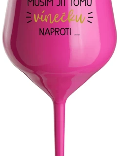 MUSÍM JÍT TOMU VÍNEČKU NAPROTI... - růžová nerozbitná sklenice na víno 470 ml