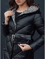 Dámsky prešívaný kabát s kapucňou TY4513 čierny – FashionStreet Dámsky prešívaný kabát s kapucňou TY4513 čierny – FashionStreet