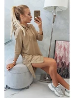 Šaty s kapucňou a dlhším chrbtom