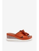 Skórzane Klapki Damskie Na Koturnie Z Ozdobnym Kwiatem Artiker 52C0505 Pomarańczowe