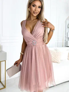 525-2 OLGA tylové šaty s výstrihom a ozdobnou sponou - BRUCE PINK