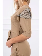 Šaty s krídlami na ramenách ťavia