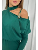 Šaty so zdobením na ramenách tmavo zelené