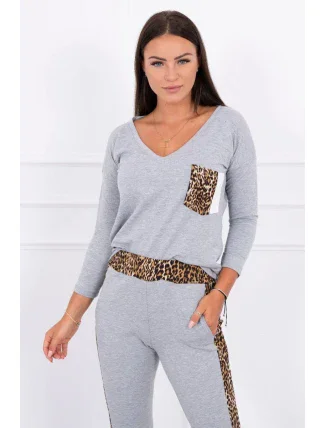 Sada s leopardím potlačou sivá