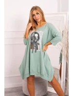 Šaty s potlačou a rozšíreným spodným dielom v tmavej mätovej farbe Šaty s potlačou a rozšíreným spodným dielom v tmavej mätovej farbe