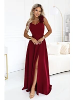 643-9 Elegantné večerné maxi šaty s rozparkom a ružami – bordové 643-9 Elegantné večerné maxi šaty s rozparkom a ružami – bordové