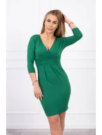 Priliehavé šaty s výrezom pod prsiami zelenej farby