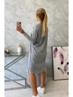 Nadmerné šedé šaty