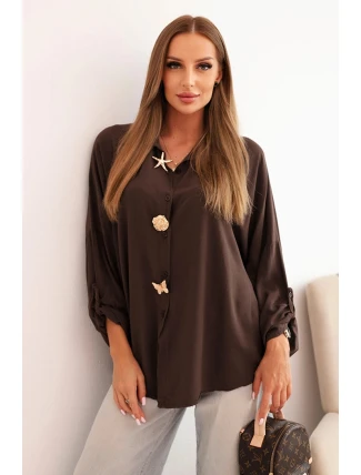Dámska košeľa z viskózy s ozdobnými gombíkmi a golierom hnedá