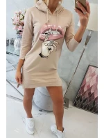 Šaty s dlhším chrbtom a farebnou potlačou béžovej farby