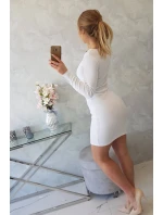 Šaty so zlatou retiazkou biele