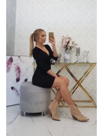 Priliehavé šaty s výrezom pod prsiami čiernej farby