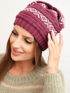 Dámska zimná čiapka so vzorom a vlnou K425 tmavo fialová