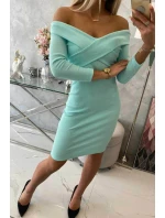 Priliehavé šaty s véčkovým výstrihom mint