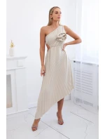 Plisované šaty s kvetom tmavo béžovej farby