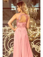 Dlhé dámske šaty v púdrovo ružovej farbe bez rukávov as vyšívaným výstrihom LEA 215-3 Dlhé dámske šaty v púdrovo ružovej farbe bez rukávov as vyšívaným výstrihom LEA 215-3