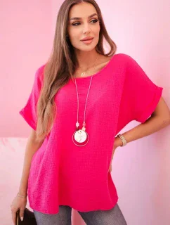 Mušelínová blúzka s fuchsiovým náhrdelníkom