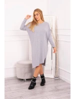 Nadmerné šedé šaty