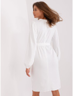 Biele jednoduché šaty s opaskom