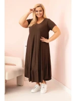 Dámske plus size šaty s krátkymi rukávmi a volánom z ľahkej viskózy v hnedej farbe Dámske plus size šaty s krátkymi rukávmi a volánom z ľahkej viskózy v hnedej farbe