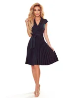 WENDY - Dámske plisované šaty vo fľaškovo zelenej farbe s preloženým obálkovým výstrihom 385-3