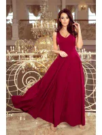 Dlhé dámske šaty v bordovej farbe s dekoltom model 7470385 Dlhé dámske šaty v bordovej farbe s dekoltom model 7470385