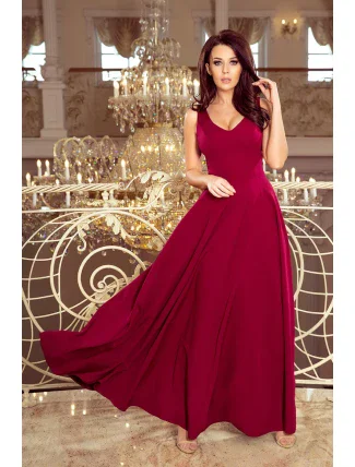 Dlhé dámske šaty v bordovej farbe s dekoltom model 7470385 Dlhé dámske šaty v bordovej farbe s dekoltom model 7470385