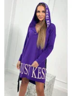 Tmavo fialové šaty s kapucňou a potlačou