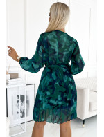 YSABEL - Plisované dámske šaty s výstrihom, dlhými rukávmi, opaskom a so zeleným vzorom 415-4