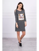 Šaty s 3D grafikou a ozdobnými volánmi grafitovej farby