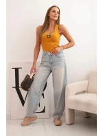 Dámsky prúžkovaný top na ramienka s ozdobnou aplikáciou horčicovej farby Dámsky prúžkovaný top na ramienka s ozdobnou aplikáciou horčicovej farby