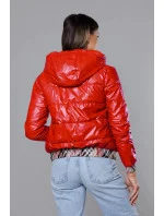 Krátka červená dámska bunda s ozdobným lemovaním (B8030-4) Krátka červená dámska bunda s ozdobným lemovaním (B8030-4)