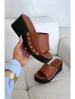 Dámské nazouváky na platformě se zlatými přezkami camel Arionne