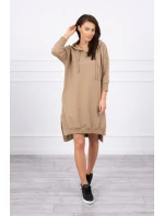 Šaty s kapucňou a dlhším chrbtom