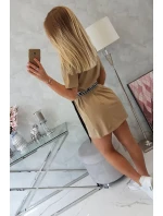 Šaty s ozdobným pásikom camel