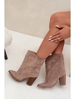 Dámske členkové topánky na podpätku so špicatou špičkou v khaki farbe Hileta Dámske členkové topánky na podpätku so špicatou špičkou v khaki farbe Hileta