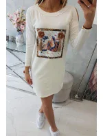 Šaty s 3D grafikou a zdobenými volánikmi vo farbe ecru