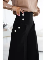 496-2 Elegantné široké nohavice s vreckami, vysokým sedením a zlatými gombíkmi - ČIERNA