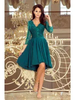 Dámske šaty v fľaškovo zelenej farbe s dlhším zadným dielom as čipkovaným výstrihom model 7213719 Dámske šaty v fľaškovo zelenej farbe s dlhším zadným dielom as čipkovaným výstrihom model 7213719