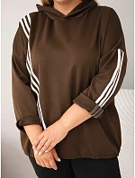 Dámska mikina z viskózy vo veľkosti plus size s kapucňou a ozdobnými pásikmi, hnedá Dámska mikina z viskózy vo veľkosti plus size s kapucňou a ozdobnými pásikmi, hnedá