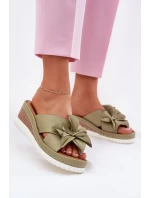 Skórzane Klapki Damskie Na Koturnie Z Ozdobnym Kwiatem Artiker 52C0503 Zielone