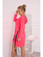 Šaty s kapucňou a ružovou neónovou potlačou
