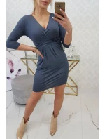 Priliehavé šaty s líniou poprsia v grafitovej farbe