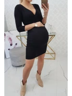 Priliehavé šaty s výrezom pod prsiami čiernej farby