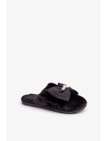 Papuče z umelej kožušiny s malou brošňou Black Primaria