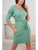 Šaty s krídlami na ramenách tmavo mätovej farby