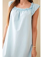 Dámske bavlnené šaty s volánovým výstrihom a volánom modrej farby Dámske bavlnené šaty s volánovým výstrihom a volánom modrej farby