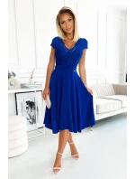 LINDA - Šifónové dámske šaty v nevädzovej farbe s krajkovým výstrihom 381-3